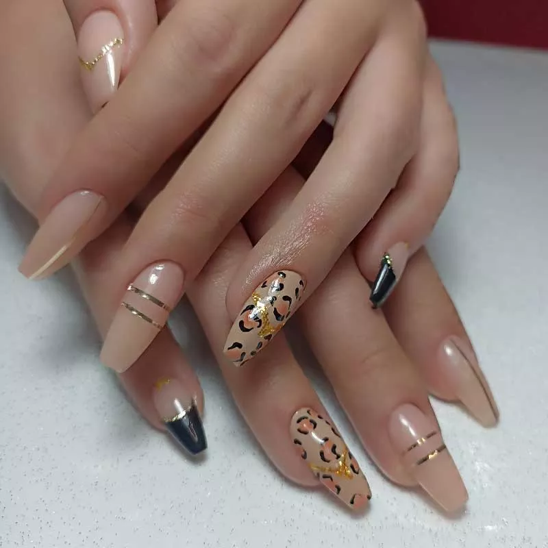 طراحی و کاشت ناخن در اسلامشهر و واوان