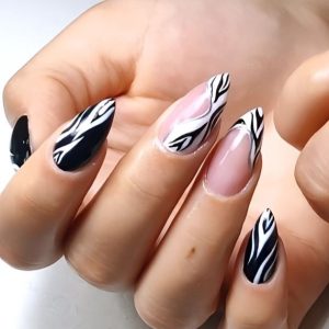 خدمات و آموزش تخصصی کاشت ناخن نسترن